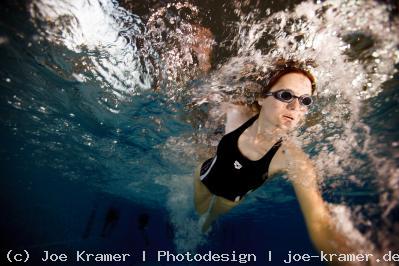 Schwimmerin krault Unterwasserbild