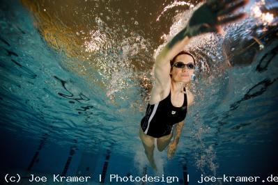 Schwimmerin krault Unterwasserbild